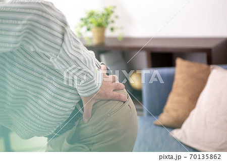 腰痛に悩むシニア男性 70135862