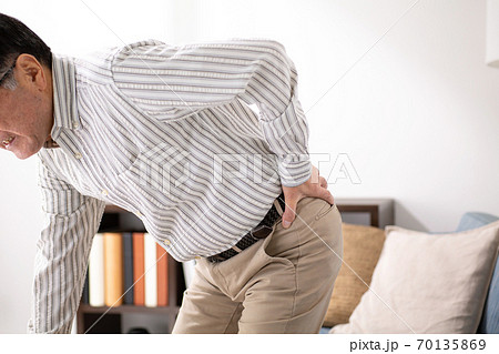 腰痛に悩むシニア男性 70135869