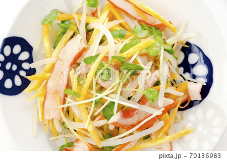 中華イカと野菜の和え物 70136983
