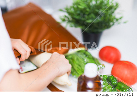 エコバッグから野菜を取り出す　【エコロジー・エシカルのイメージ】 70137311