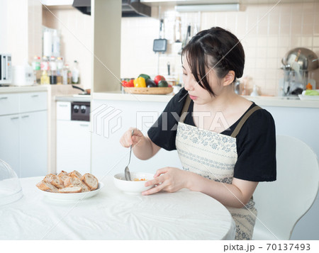 【キッチン】主婦:キッチンの若い女性 【キッチン】主婦:キッチンの若い女性 70137493