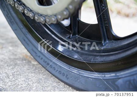 汚れたバイクのリアタイヤ 70137951