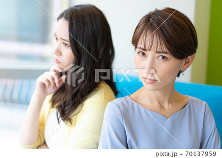 仲の悪い2人の女性 70137959