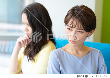 仲の悪い2人の女性 仲の悪い2人の女性 70137960