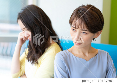 仲の悪い2人の女性 70137961