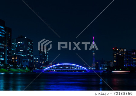 晴海から臨む永代橋と東京タワーの見える夜景 晴海から臨む永代橋と東京タワーの見える夜景 70138366