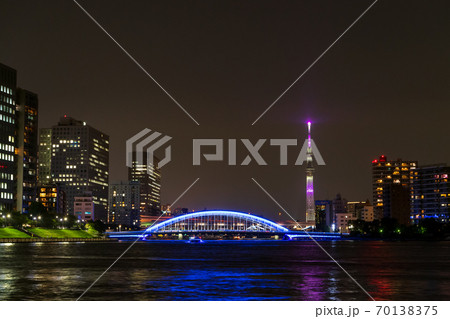 晴海から臨む永代橋と東京タワーの見える夜景 晴海から臨む永代橋と東京タワーの見える夜景 70138375
