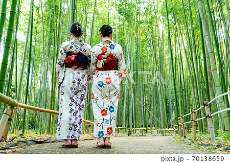 嵐山の竹林と浴衣の後ろ姿 嵐山の竹林と浴衣の後ろ姿 70138659