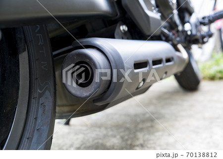 バイクのマフラーのクローズアップの写真素材 バイクのマフラーのクローズアップの写真素材