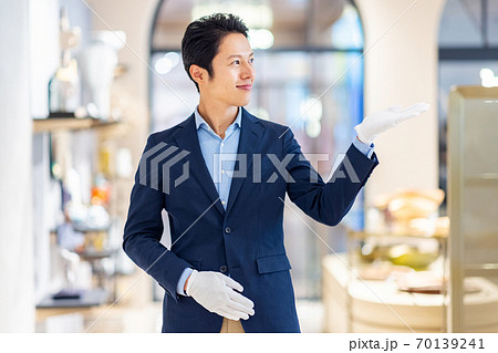 男性コンシェルジュ　お店　撮影協力：g GIFT AND LIFESTYLE 70139241