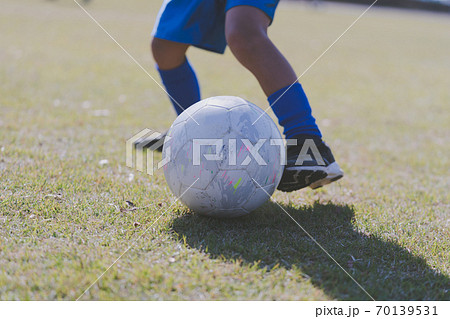 サッカー 幼稚園児の写真素材