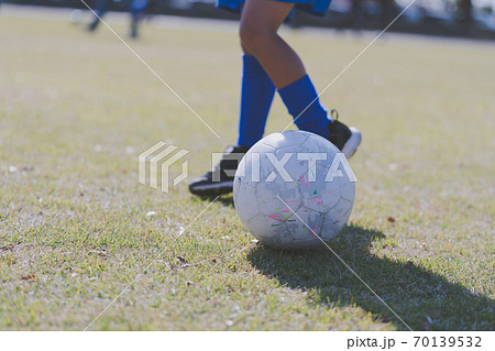 サッカー 幼稚園児の写真素材