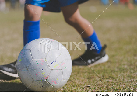 サッカー 幼稚園児の写真素材