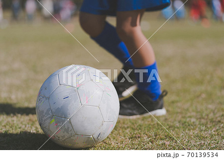 サッカー 幼稚園児の写真素材