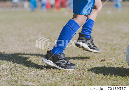 サッカー 幼稚園児の写真素材