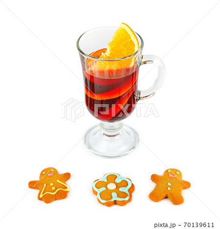 Glass with mulled wine and gingerbread cookies isolated on white background. 70139611