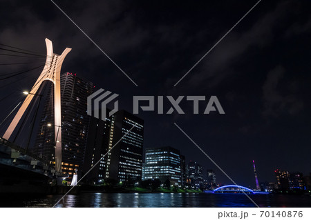 晴海から臨む中央大橋と永代橋と東京スカイツリーの見える夜景 晴海から臨む中央大橋と永代橋と東京スカイツリーの見える夜景 70140876