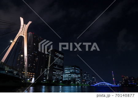 晴海から臨む中央大橋と永代橋と東京スカイツリーの見える夜景 晴海から臨む中央大橋と永代橋と東京スカイツリーの見える夜景 70140877