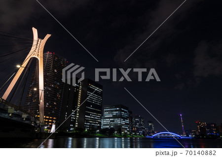 晴海から臨む中央大橋と永代橋と東京スカイツリーの見える夜景 晴海から臨む中央大橋と永代橋と東京スカイツリーの見える夜景 70140882