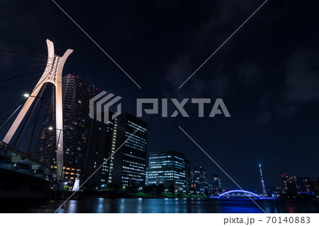 晴海から臨む中央大橋と永代橋と東京スカイツリーの見える夜景 70140883