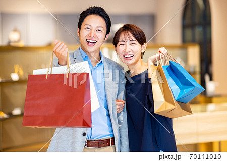 買い物をする夫婦　撮影協力：g GIFT AND LIFESTYLE 70141010