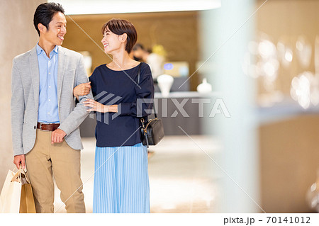 買い物をする夫婦　撮影協力：g GIFT AND LIFESTYLE 70141012