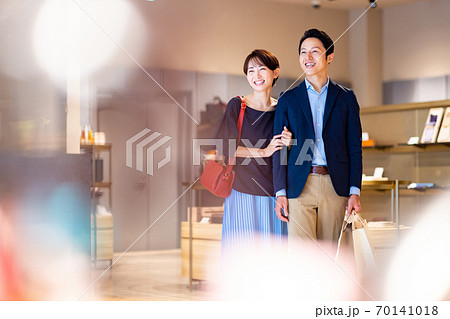 買い物をする夫婦　撮影協力：g GIFT AND LIFESTYLE 70141018