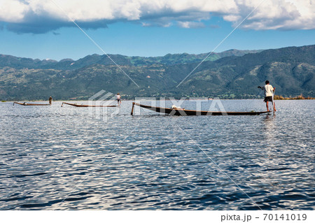 Traditional one Leg Fisher on Inle Lake in Mayanmar, former Burma 70141019