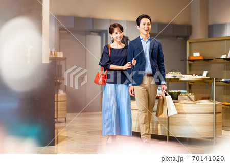 買い物をする夫婦　撮影協力：g GIFT AND LIFESTYLE 70141020