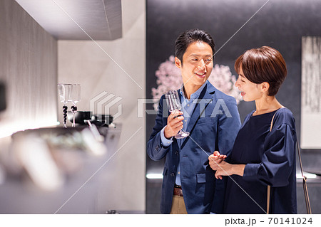 買い物をする夫婦　撮影協力：g GIFT AND LIFESTYLE 70141024