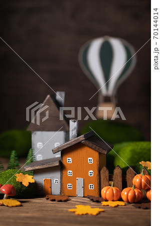 Miniature Thanksgiving little autumn cottages village with air balloon background Miniature Thanksgiving little autumn cottages village with air balloon background 70144014