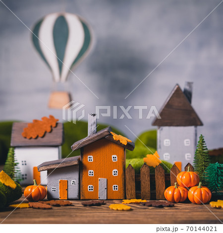Miniature Thanksgiving little autumn cottages village with air balloon background Miniature Thanksgiving little autumn cottages village with air balloon background 70144021