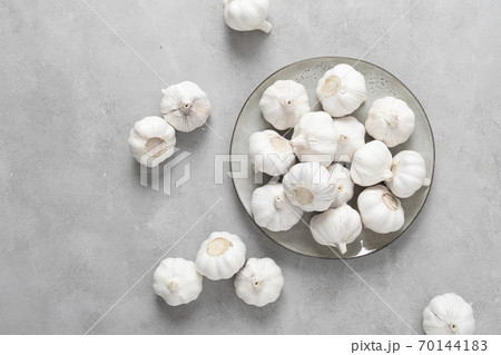 Fresh whole garlic bulbs, top down view Fresh whole garlic bulbs, top down view 70144183