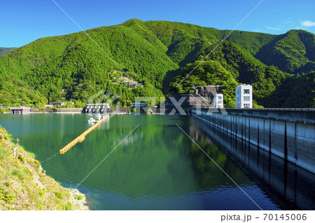 夏の奥多摩湖 南岸から湖面と北岸の山々を望む 夏の奥多摩湖 南岸から湖面と北岸の山々を望む 70145006