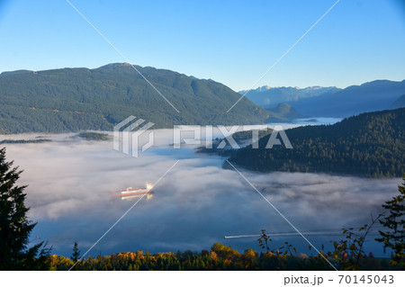 眼下に望む山の端と雲海 バンクーバー ブリティッシュコロンビア カナダ 眼下に望む山の端と雲海 バンクーバー ブリティッシュコロンビア カナダ 70145043