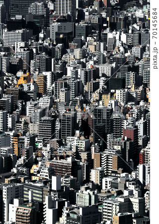 大小様々なマンションが過密して立ち並ぶ東京の下町の街並み 70145684