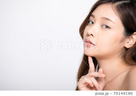 白バックでポーズする綺麗な女性の人物素材の写真素材