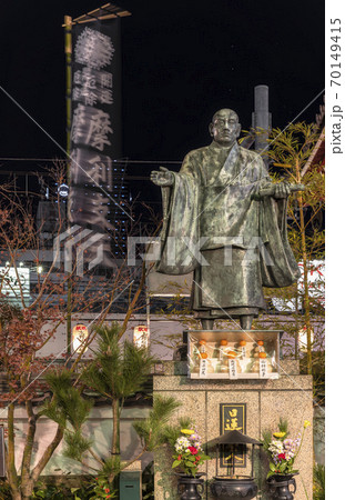 [東京・上野] アメヤ横丁に位置する摩利支天を祀る日蓮宗の徳大寺に立つ日蓮大菩薩の像の夜景撮影。 70149415