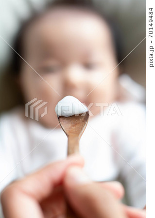 離乳食を食べようとする赤ちゃん 離乳食を食べようとする赤ちゃん 70149484