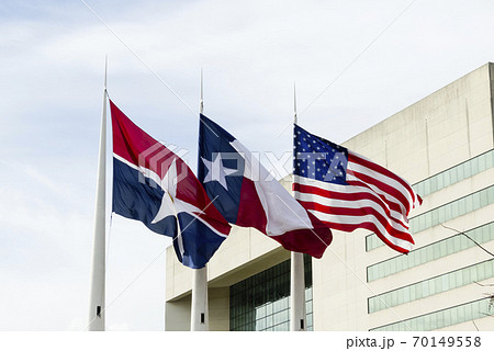 風になびくダラス市旗、テキサス州旗、星条旗の写真素材 [70149558