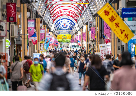 日本の横浜都市景観　買物客らで賑わう弘明寺かんのん通り商店街＝2020年9月16日（菅内閣誕生へ） 70150080