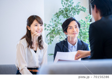 商品説明を受ける夫婦 商品説明を受ける夫婦 70150286