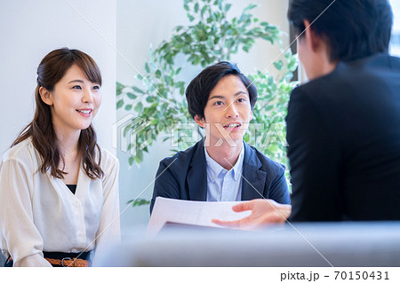 商品説明を受ける夫婦 商品説明を受ける夫婦 70150431