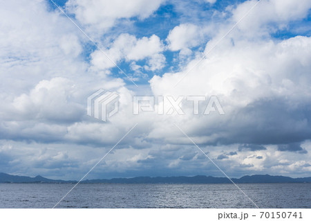 爽やかな中海　空の雲と湖　晩夏の空 70150741