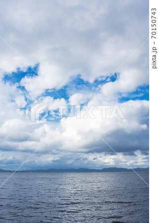 爽やかな中海　空の雲と湖　晩夏の空 70150743