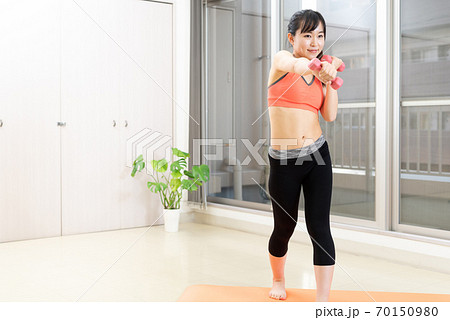 マンション室内で運動する筋トレ女子　ダンベル　ダイエット　スポーツ　ポニーテール 70150980