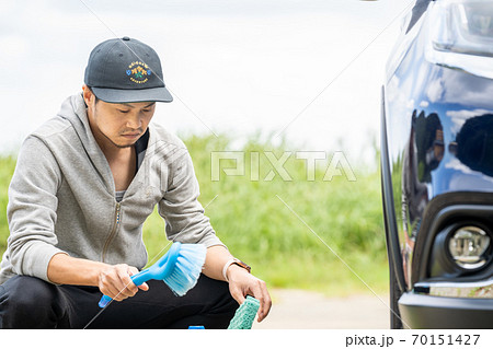 ブラシをもって洗車用具を選ぶ様子 70151427