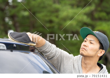 ムートングローブで洗車する男性 70151431