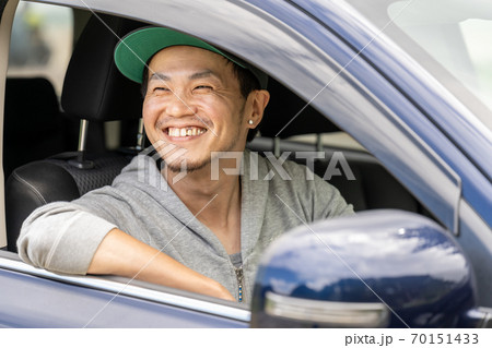 笑顔でドライブを楽しむ男性 70151433