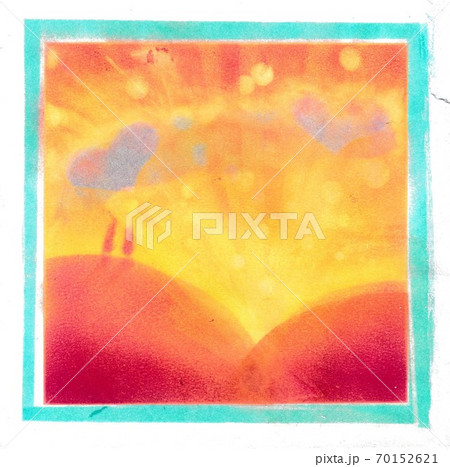 沈む夕日の光にすける紫の雲 沈む夕日の光にすける紫の雲 70152621